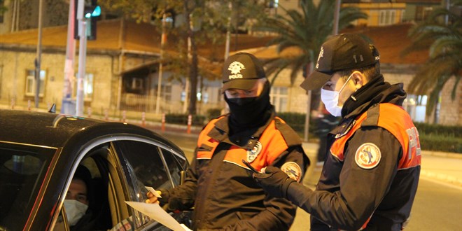 İzmir'de yılbaşı kısıtlamasında 5 bin polis görev alacak