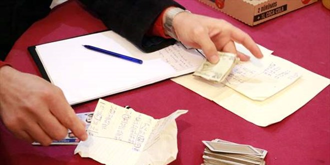 'Pizza getirdim' diyerek kapıyı açtıran polis 2 kişiyi kumar oynarken suçüstü yakaladı