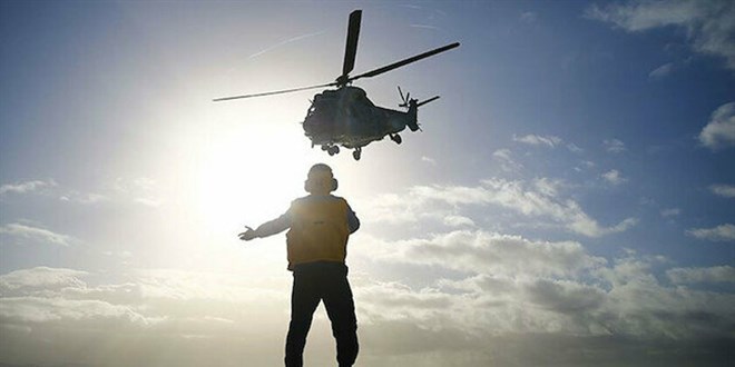 İstanbul'da askeri helikopterin kuyruk kısmı aydınlatma direğine çarptı
