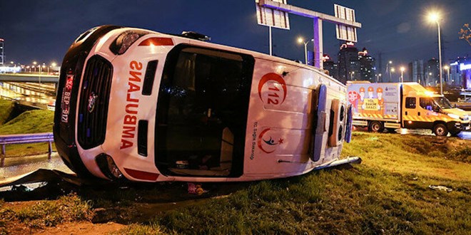 Devrilen ambulanstaki hasta ile sağlık personeli yaralandı
