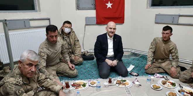 Soylu yeni yıla kalekol üs bölgesindeki askerlerle girdi