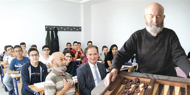 Şehre atanan her valiyle, 'okul yaptırmasına' tavla oynuyor