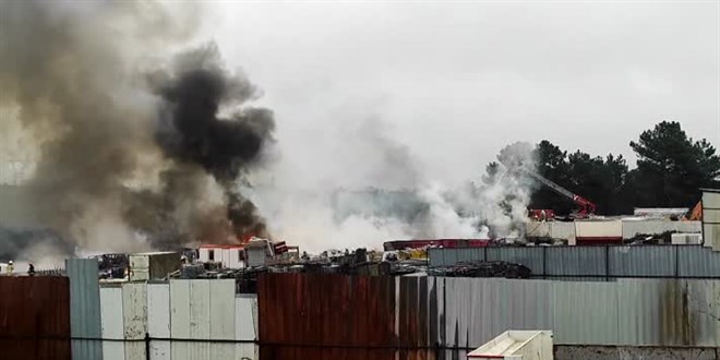 Tuzla'da fabrika deposunda yangın