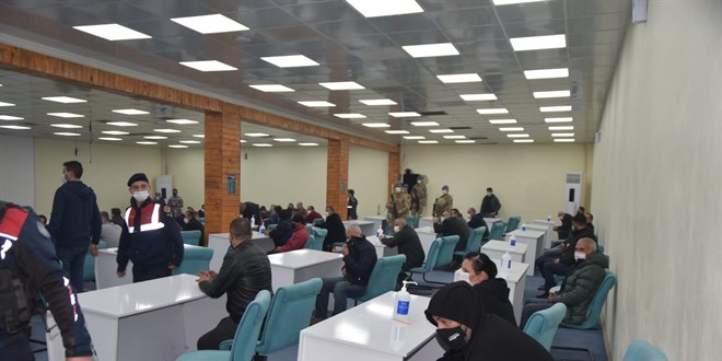 Kepçeyle duvarı yıkılarak girilen binada 89 kişi kumar oynarken yakalandı