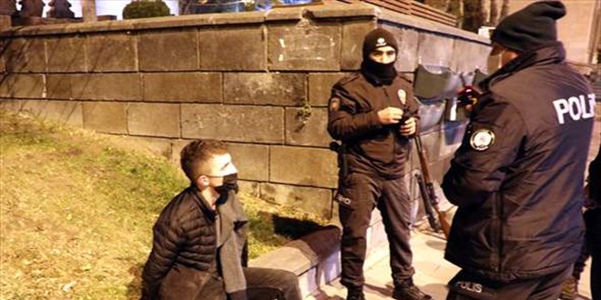 Kstlamada mezarlkta uzun namlulu silahla gezerken yakalandlar