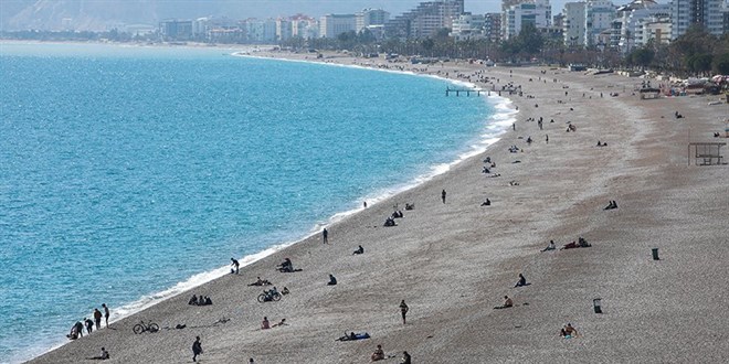 Antalya'da yabancı turistler denizin keyfini çıkardı