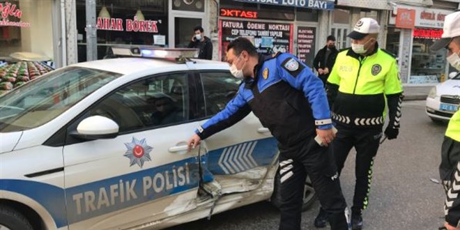 'Dur' ihtarına uymayan sürücü polis aracına çarptı