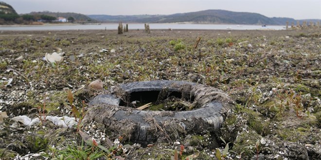 Terkos Gölü 100 metre çekildi, kirlilik ortaya çıktı