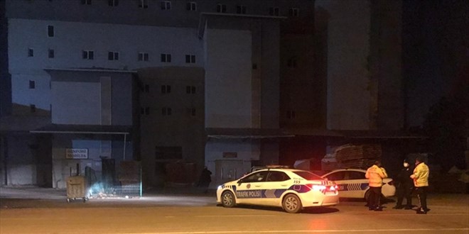 Polisten kaçıp kendisini babasının iş yerine kilitleyen ehliyetsiz sürücüye ceza