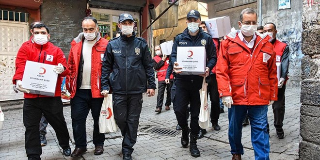 Diyarbakır'da polis ekipleri Kızılay gönülleriyle yardım dağıttı