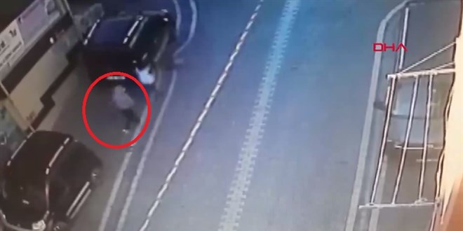 11 yaşındaki çocuğa kapkaç kameralara böyle yansıdı