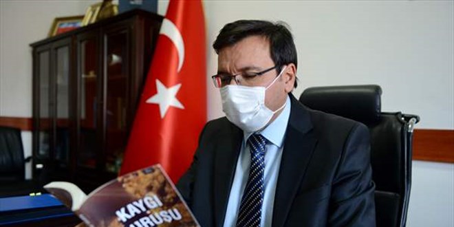 Kovid-19'u yenen vali yardımcısı sağlıkçılara minnetini mısralara döktü