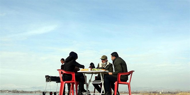 Buz tutan göl üstünde mangal yakıp, piknik yaptılar