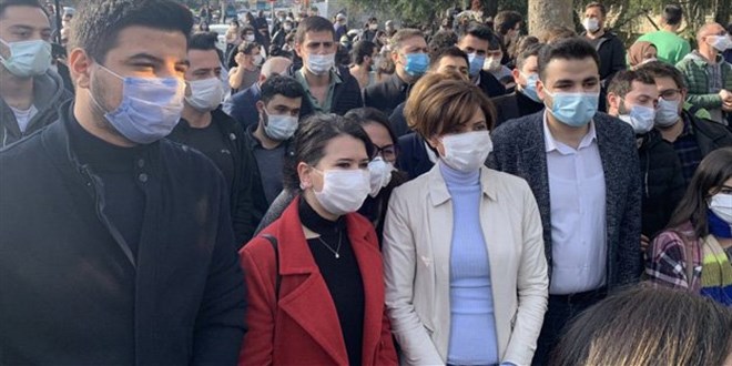 'Kimlik göstermeyenler, Boğaziçi Üniversitesi önünde polisle çatıştı'