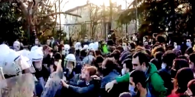 Üniversite gösterisinde 'katil polis' sloganına tepki