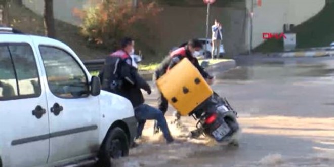 Motosikletli kurye suya kapıldı, Polis ekipleri kurtardı