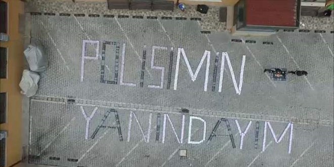 Polisler ele geçirdikleri kaçak cep telefonlarıyla 'polisimin yanındayım' yazdı