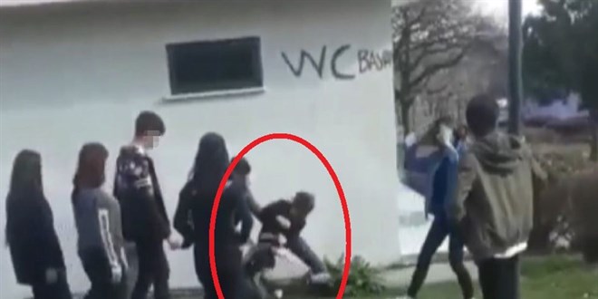 Kızlardan 'erkek arkadaşa mesaj' dayağı
