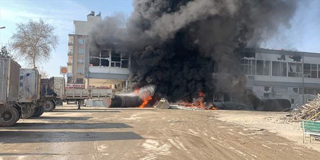 Eski kamu binasında yıkım çalışmaları sırasında patlama meydana geldi