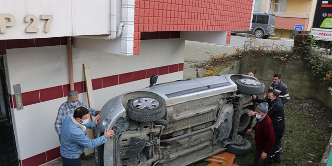 Otomobili ile sitenin bahçesine uçan doktor yaralandı