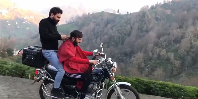 Hareket halindeki motosiklette sürücüyü tıraş etti
