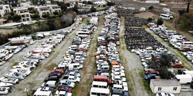 Binlerce motosiklet, yüzlerce tekne çürümeye terk edildi