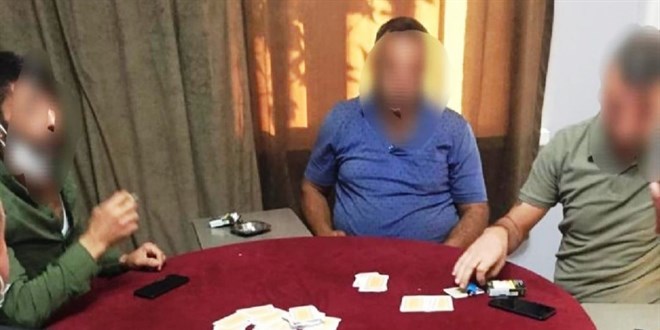 Ceza yediklerini öğrenince son ana kadar kumar oynamaya devam ettiler