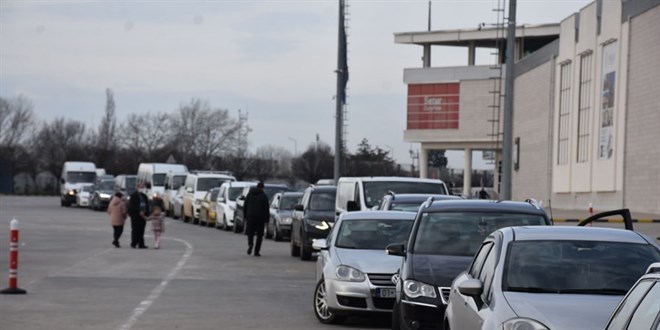 Karantina şartına rağmen sınırda yoğunluk yaşanıyor