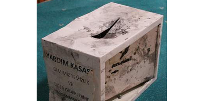 Camilerden sadaka kutusu hırsızlığı güvenlik kameralarına yansıdı