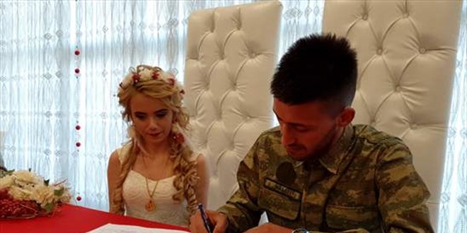Nikah masasına askeri kamuflajla oturdu