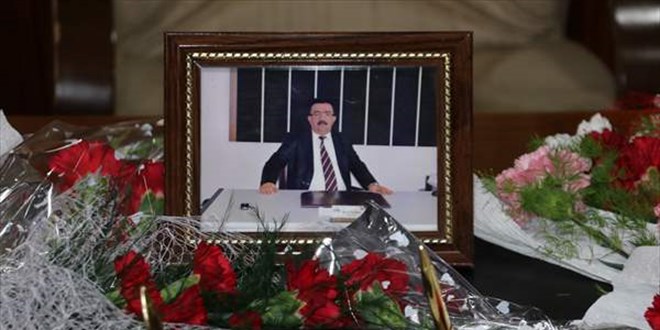 Okul müdürü koronadan hayatını kaybetti, öğrencileri odasına karanfil bıraktı