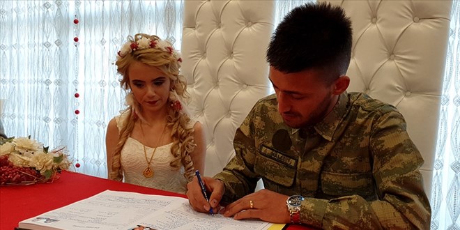 Nikah masasına askeri kamuflajla oturdu