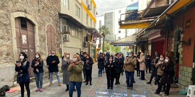 İzmir Büyükşehir önünde eğitimcilerden 'daimi iş' eylemi