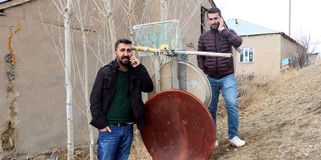 Çanak anten, metal sini ve folyo kağıttan 'baz istasyonu' yaptı