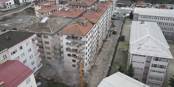 Rize'nin Pisa Kuleleri yıkılmaya başlandı