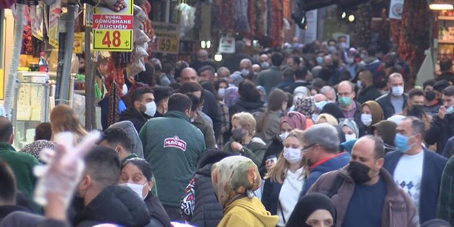 Kısıtlama öncesi inanılmaz kalabalık: İçeride nefes alamıyoruz!