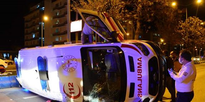 �anakkale'de taksi ile ambulans �arp��t�: 5 yaral�