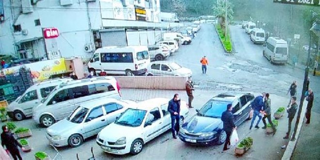 Maske takmayan genç, hakaret edip polise saldırdı
