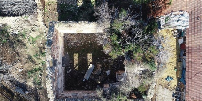 Defineciler 900 yıllık tarihi kiliseyi tahrip etti