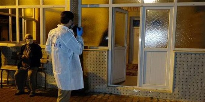Caminin korkuluklarında iple asılı halde ölü bulundu