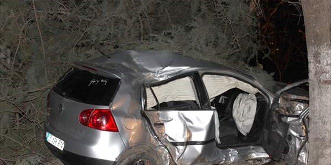 Üç ay önce evlendi, elektrik direğine çarpan otomobilde hayatını kaybetti