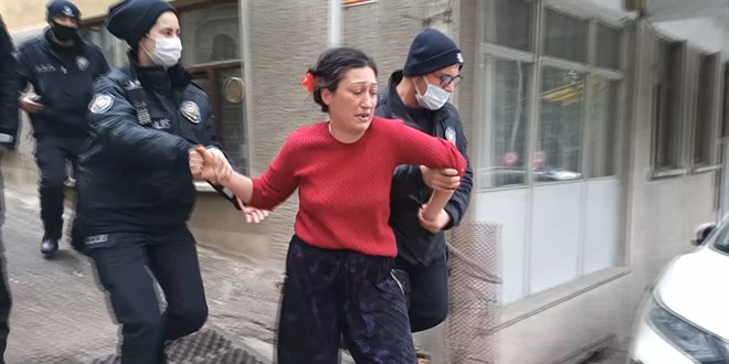 Kısıtlamada mahalleyi birbirine kattı, polislere çaydanlıkla direndi