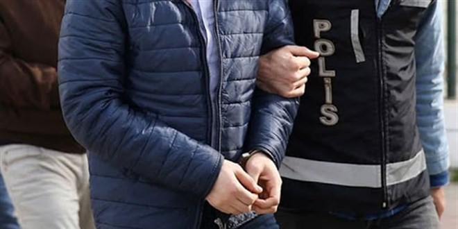 Cinayet zanlısı eski polis, sahte pasaportla yakalandı