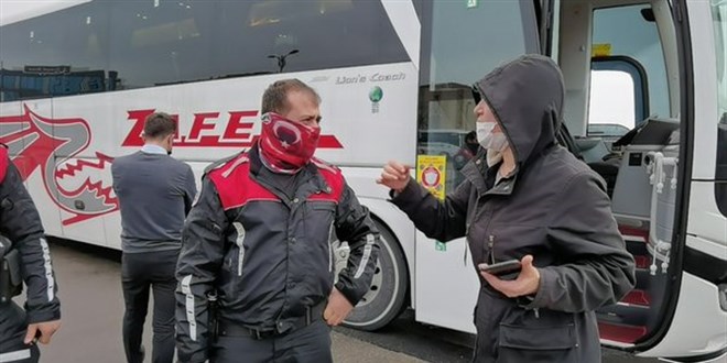 Otobüs şoförü ile kadın yolcu birbirine girdi!
