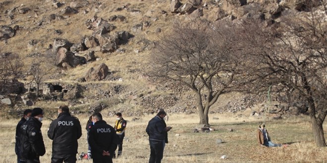 Dağlık alanda ağaca asılmış erkek cesedi bulundu