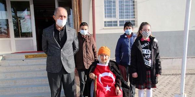 96 yandaki asrlk nardan Bakan Seluk'un 'stiklal Mar' arsna destek