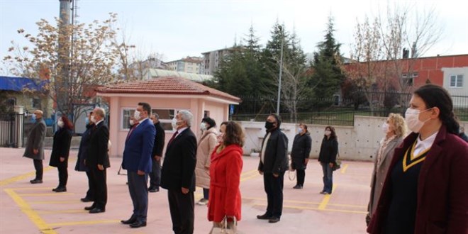 Öğrencisiz okullarda İstiklal Marşı'nı öğretmenler okudu