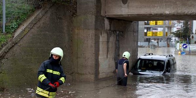 'Turuncu alarm' verilmişti: Aracı suya gömüldü, camdan çıkıp kurtuldu