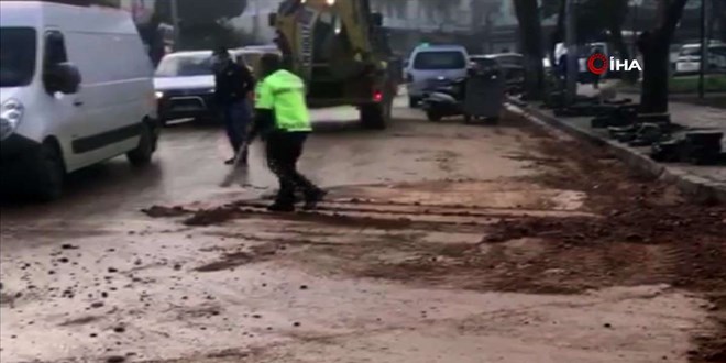 Polis memuru eline aldığı kürekle yolu trafiğe açtı