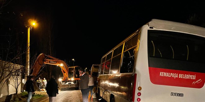 Belediye personelini taşıyan midibüs devrildi: 4 yaralı